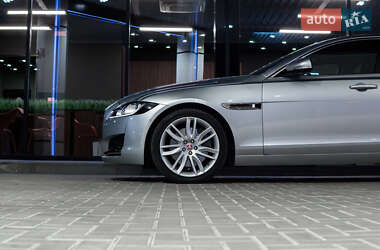 Седан Jaguar XF 2015 в 