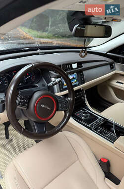 Седан Jaguar XF 2016 в 