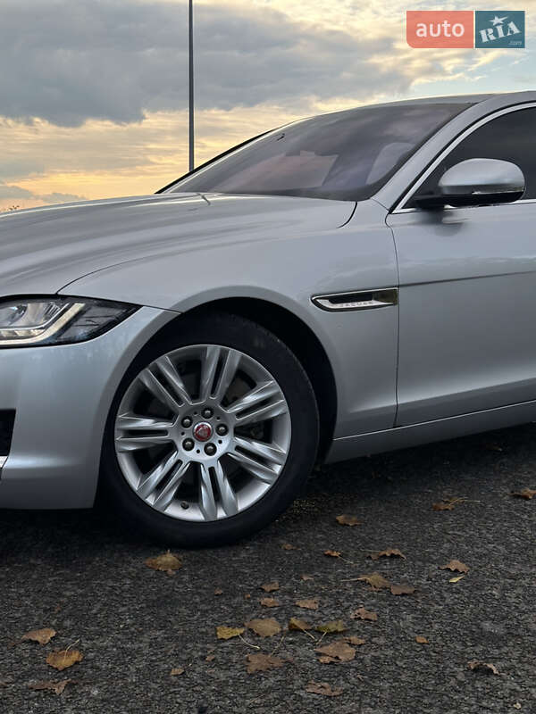 Седан Jaguar XF 2016 в Львове
