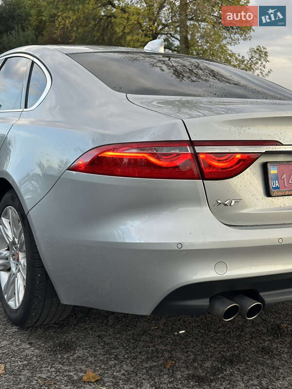 Седан Jaguar XF 2016 в Львове