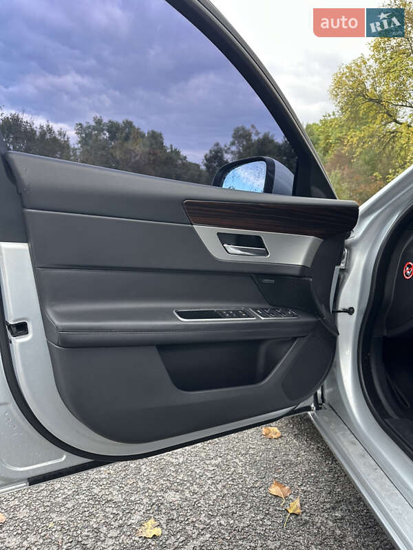 Седан Jaguar XF 2016 в Львове