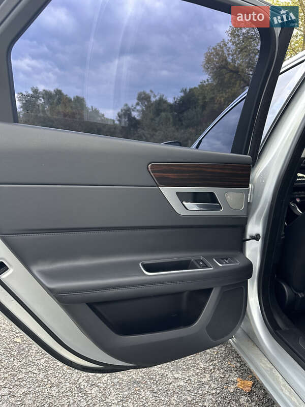 Седан Jaguar XF 2016 в Львове