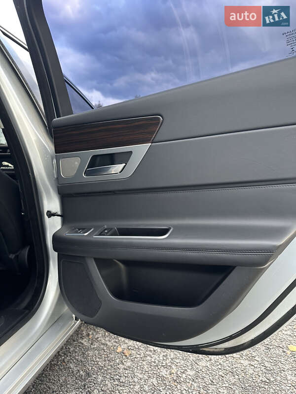 Седан Jaguar XF 2016 в Львове