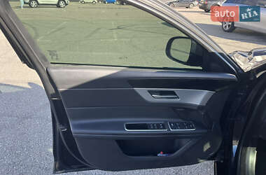 Седан Jaguar XF 2016 в 