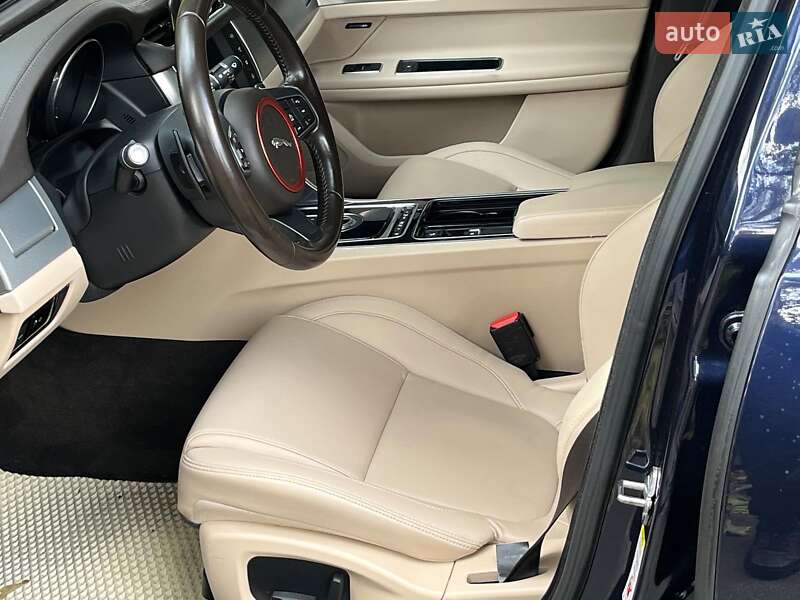Седан Jaguar XF 2016 в Киеве