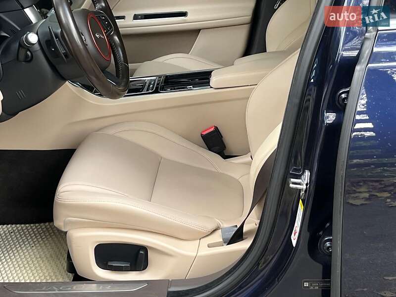 Седан Jaguar XF 2016 в Киеве