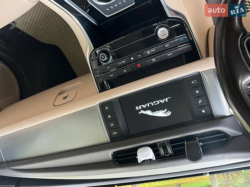 Седан Jaguar XF 2016 в Киеве