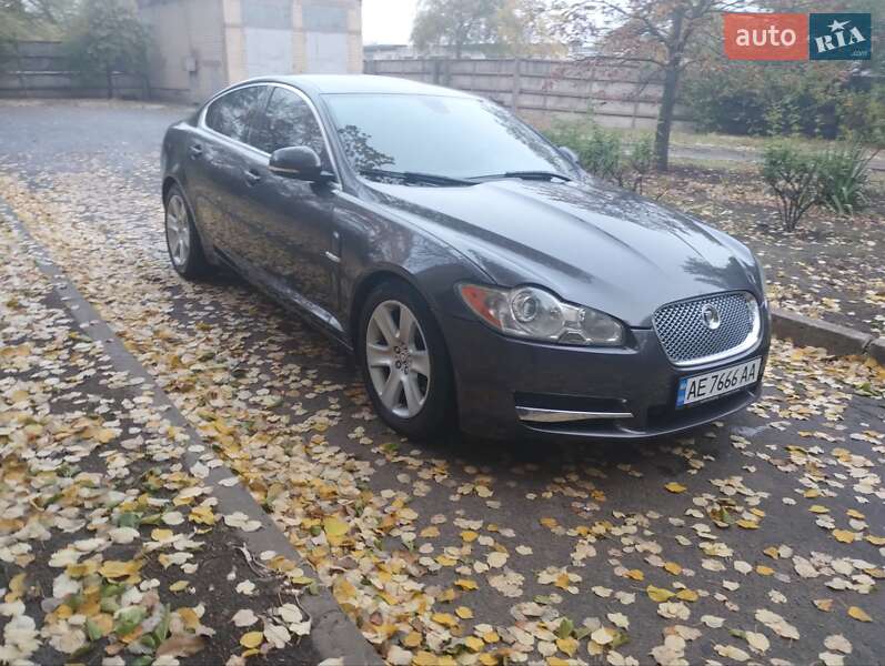 Седан Jaguar XF 2010 в 