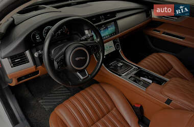 Седан Jaguar XF 2016 в 