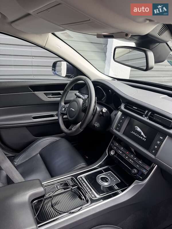 Седан Jaguar XF 2017 в Львове