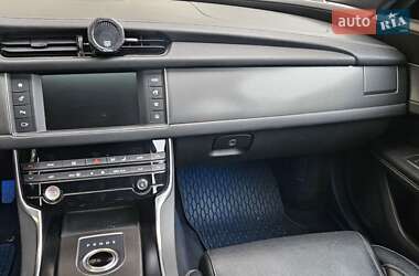 Седан Jaguar XF 2016 в  фото 26 Седан Jaguar XF 2016 в