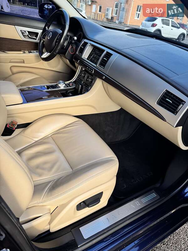 Седан Jaguar XF 2014 в Вишневому фото 3 Седан Jaguar XF 2014 в Вишневому