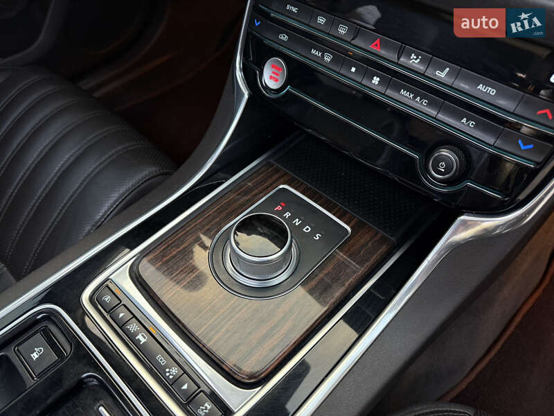 Седан Jaguar XF 2016 в Чернигове