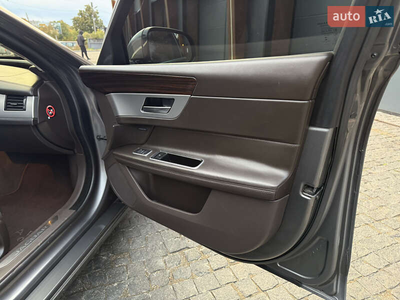 Седан Jaguar XF 2016 в Чернигове