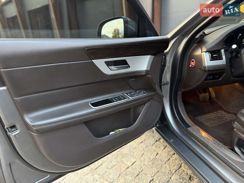 Седан Jaguar XF 2016 в Чернигове