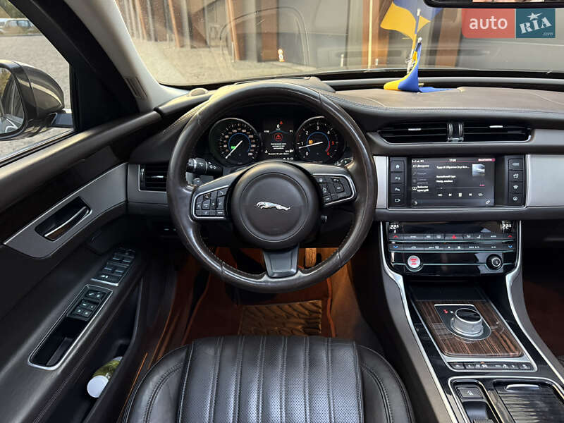 Седан Jaguar XF 2016 в Чернигове