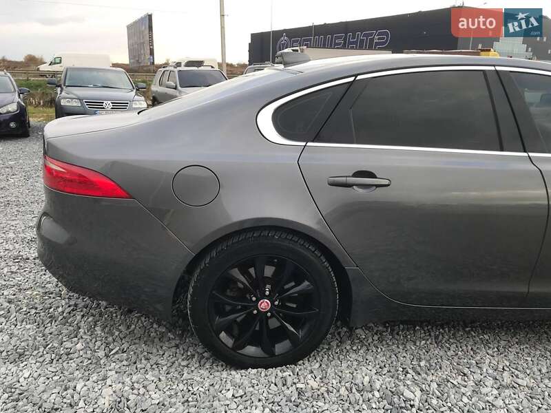Седан Jaguar XF 2016 в Львове