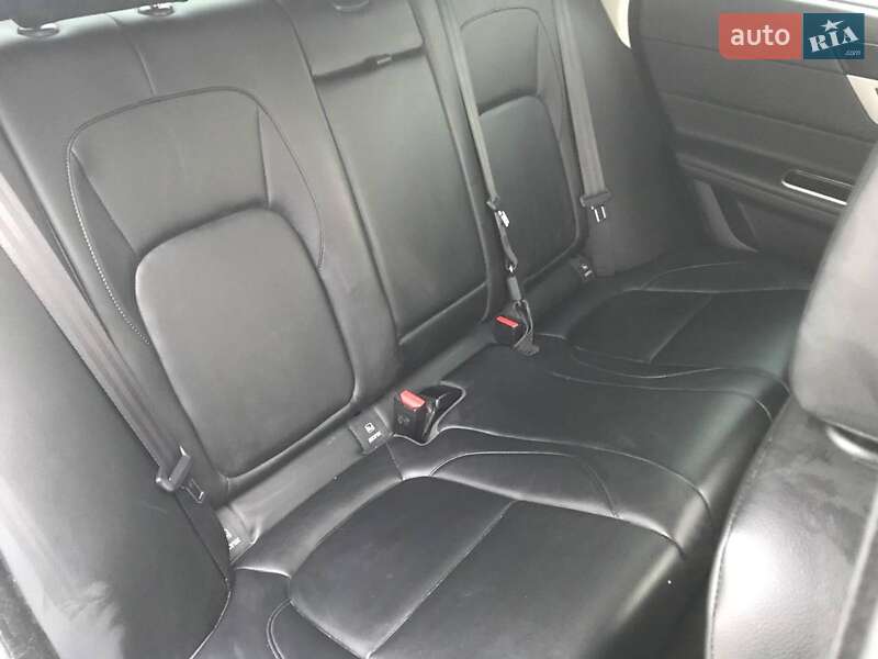 Седан Jaguar XF 2016 в Львове