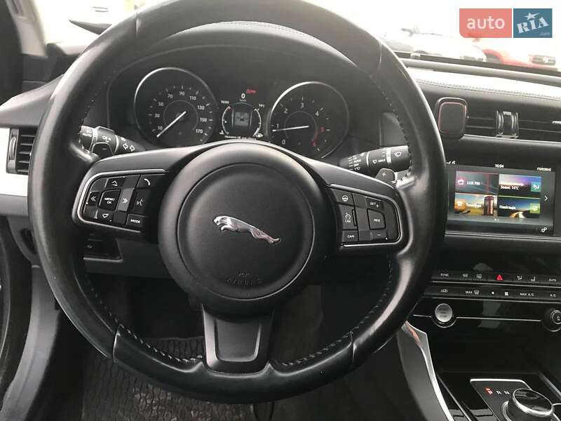 Седан Jaguar XF 2016 в Львове