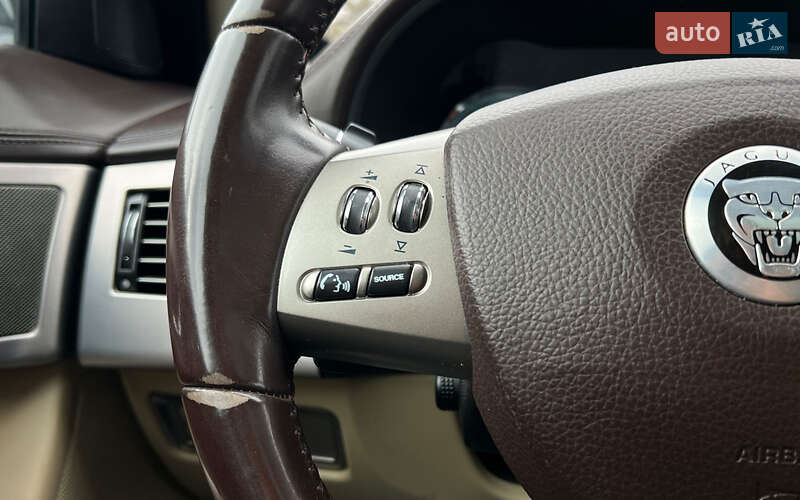 Седан Jaguar XF 2010 в Львове