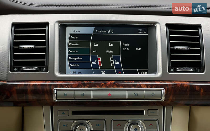 Седан Jaguar XF 2010 в Львове