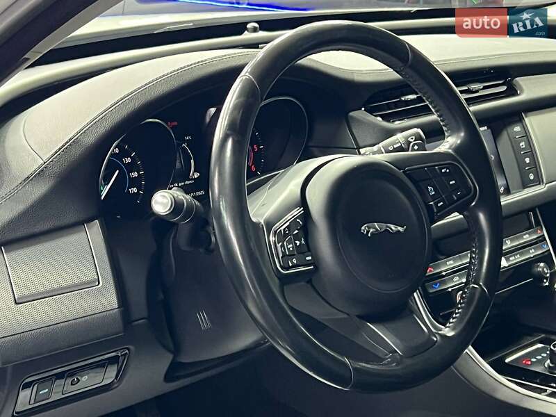 Седан Jaguar XF 2016 в Одесі