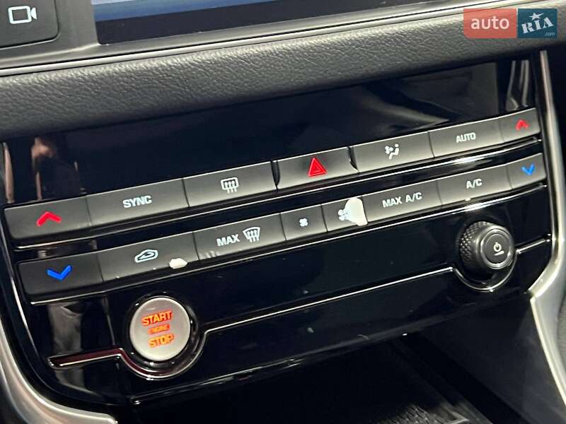 Седан Jaguar XF 2016 в Одесі