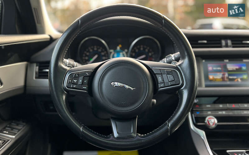 Седан Jaguar XF 2015 в Львове