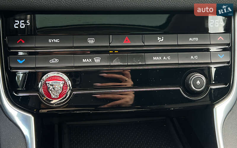 Седан Jaguar XF 2015 в Львове