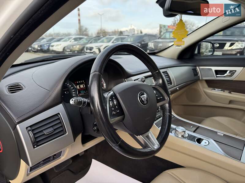 Седан Jaguar XF 2014 в Дніпрі