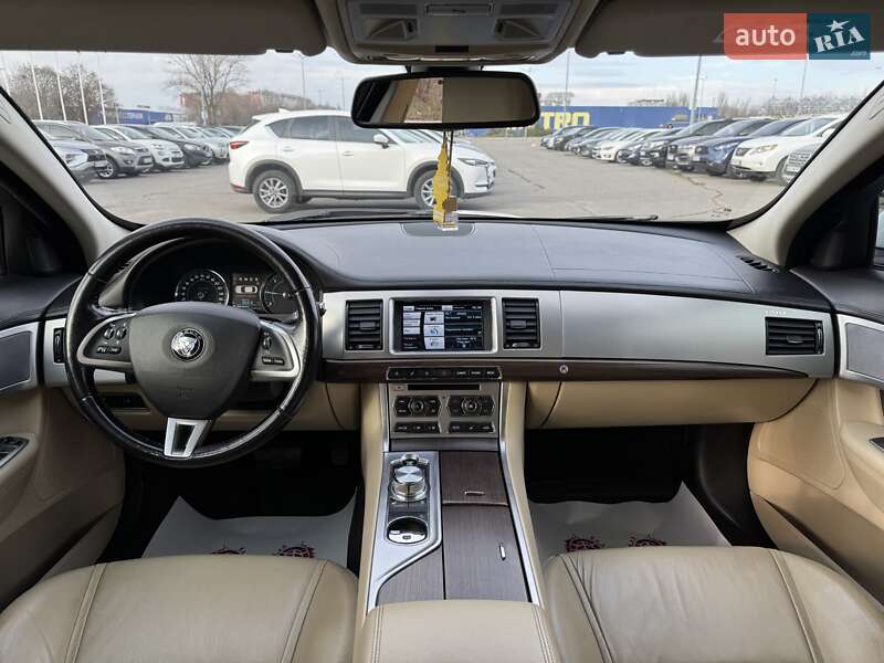 Седан Jaguar XF 2014 в Дніпрі