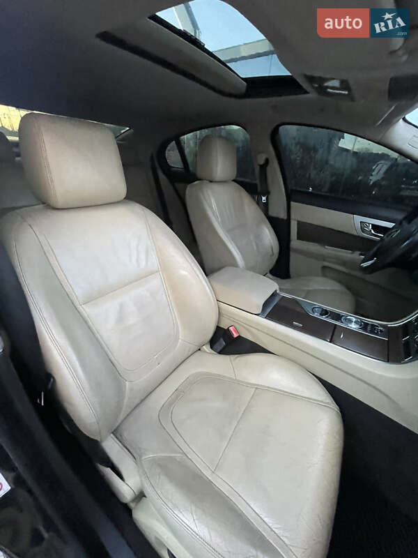 Седан Jaguar XF 2014 в Ивано-Франковске