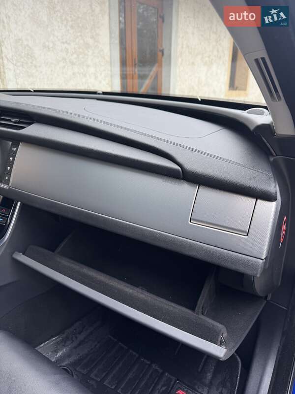 Седан Jaguar XF 2016 в Ивано-Франковске