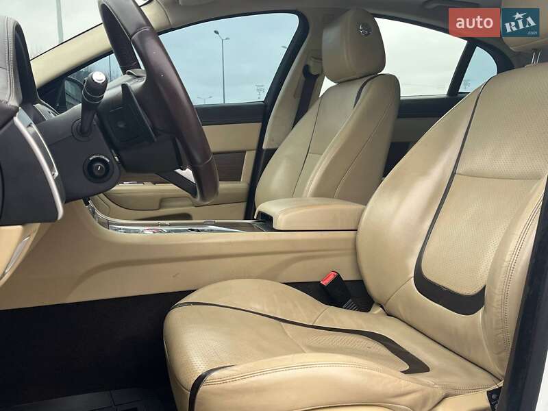 Седан Jaguar XF 2014 в Львове