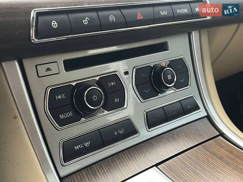 Седан Jaguar XF 2014 в Львове