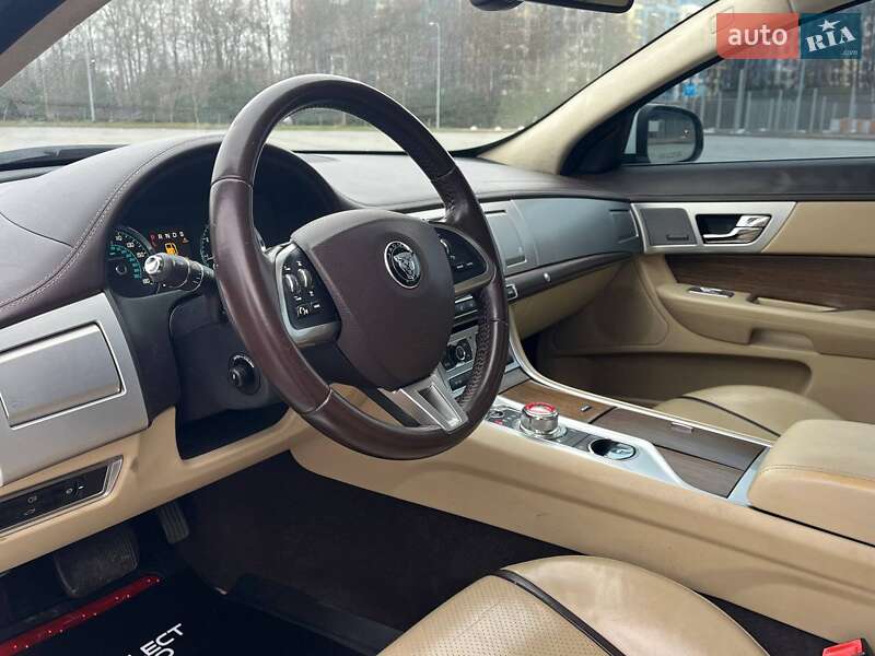 Седан Jaguar XF 2014 в Львове