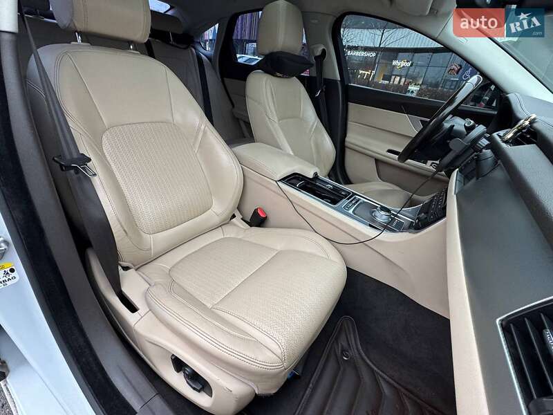 Седан Jaguar XF 2015 в Киеве