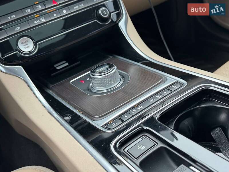 Седан Jaguar XF 2015 в Киеве