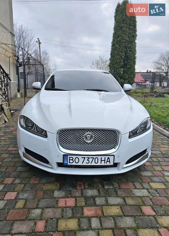 Седан Jaguar XF 2012 в Остроге