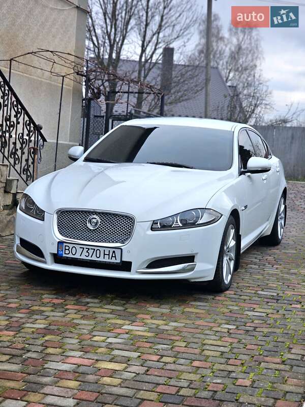Седан Jaguar XF 2012 в Остроге