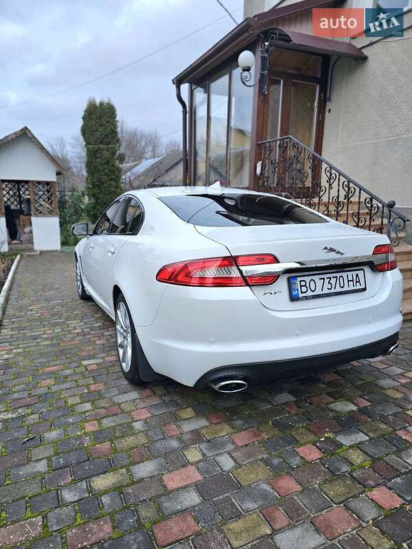 Седан Jaguar XF 2012 в Остроге