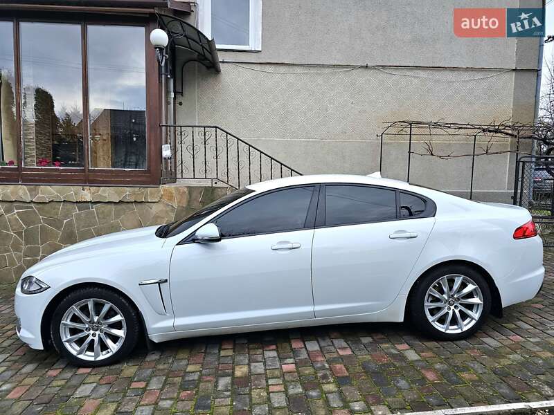 Седан Jaguar XF 2012 в Остроге