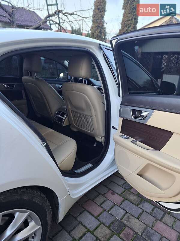 Седан Jaguar XF 2012 в Остроге