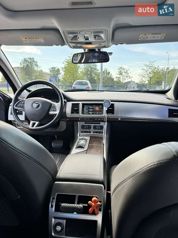 Седан Jaguar XF 2014 в Львові