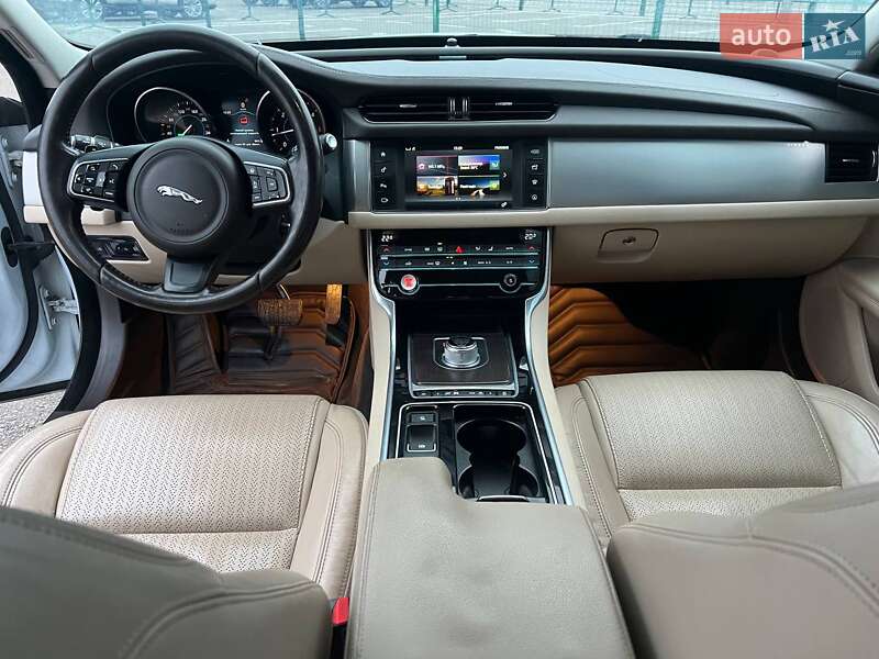 Седан Jaguar XF 2015 в Киеве