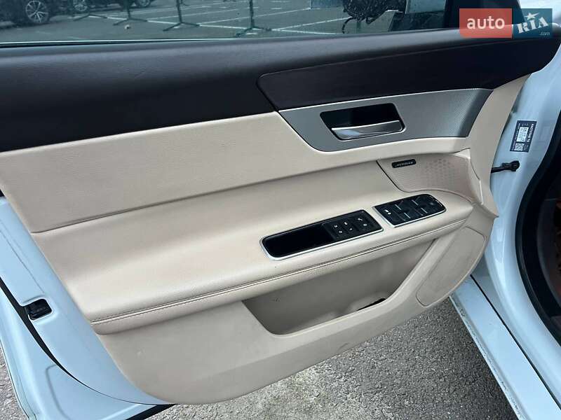 Седан Jaguar XF 2015 в Киеве