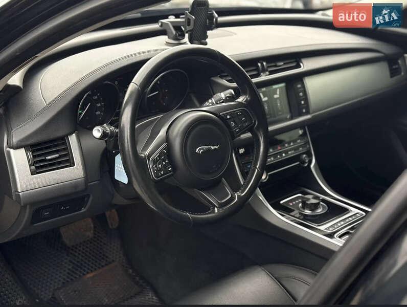 Седан Jaguar XF 2016 в Киеве