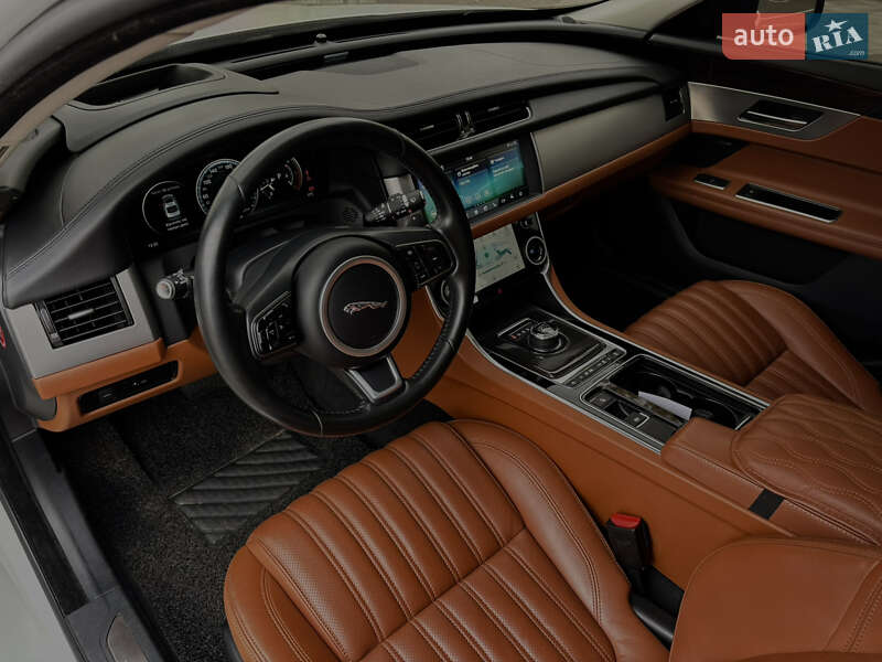 Седан Jaguar XF 2016 в Киеве