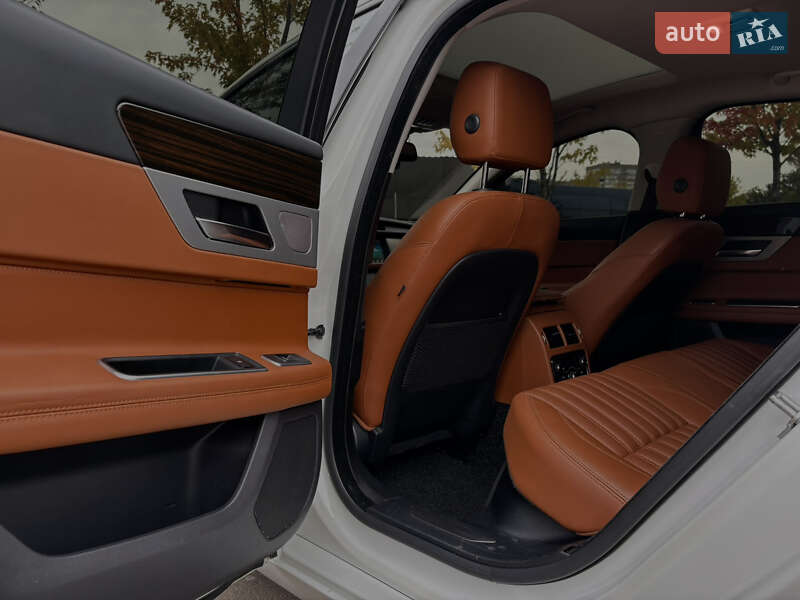 Седан Jaguar XF 2016 в Киеве