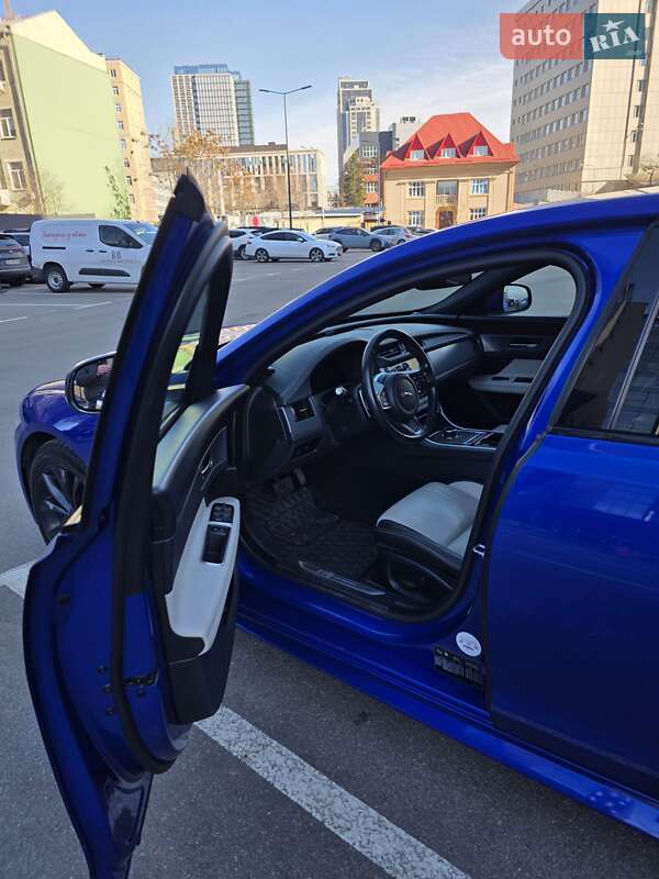Седан Jaguar XF 2017 в Киеве
